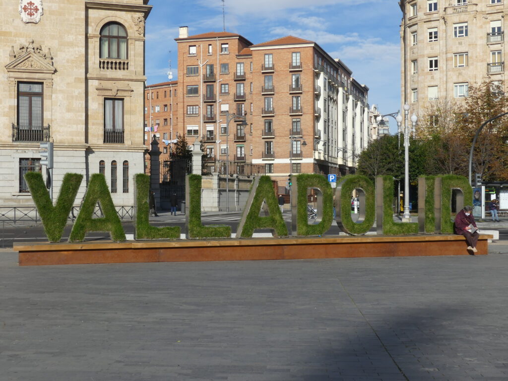 Escultura vegetal de las letras de Valladolid.